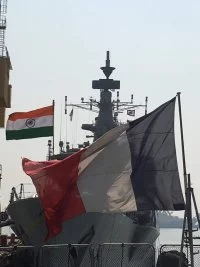 Un bâtiment de la marine indienne accosté derrière la frégate Cassard