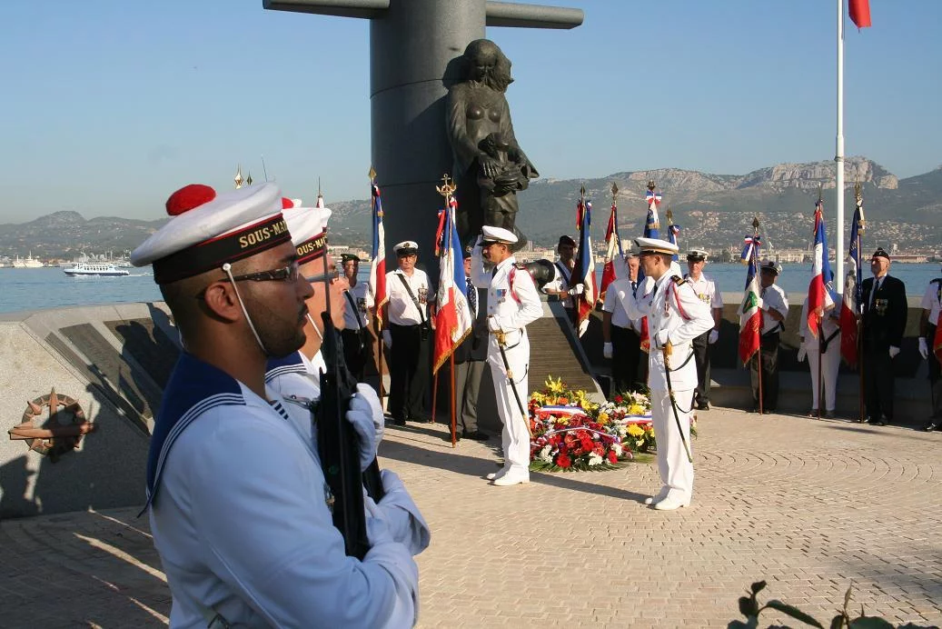 Le capitaine de vaisseau Faujour salue la garde d'honneur