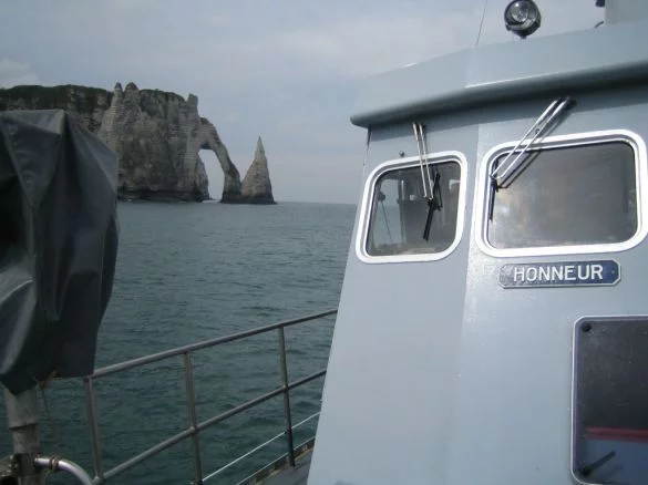 Falaises d'Etretat vue de la plage avant du PSS Coralline