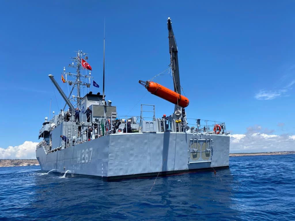 Le chasseur de mines turc TCG Ayvalik remonte une mine d'exercice