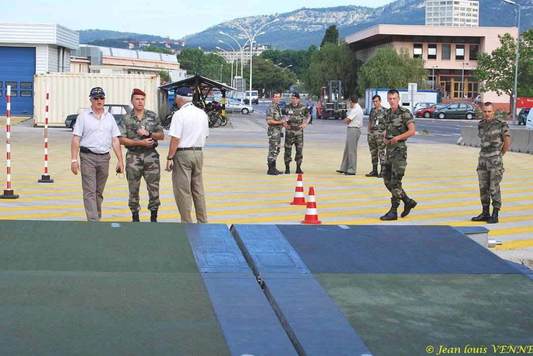 De nombreux officiers de la marine et de l'armée de terre assistent aux essais