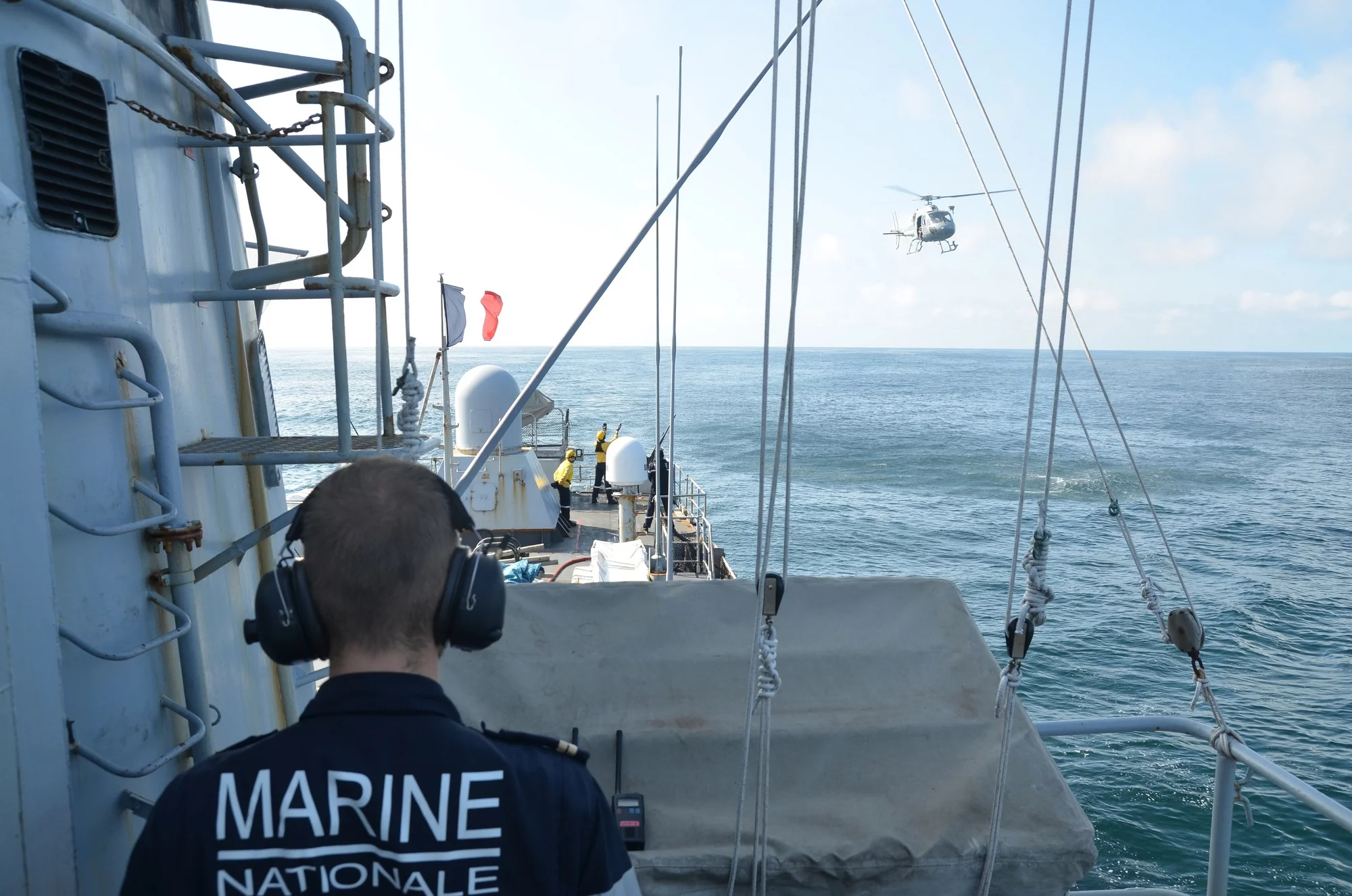 Un hélicoptère Fennec s'approche du patrouilleur Commandant Ducuing