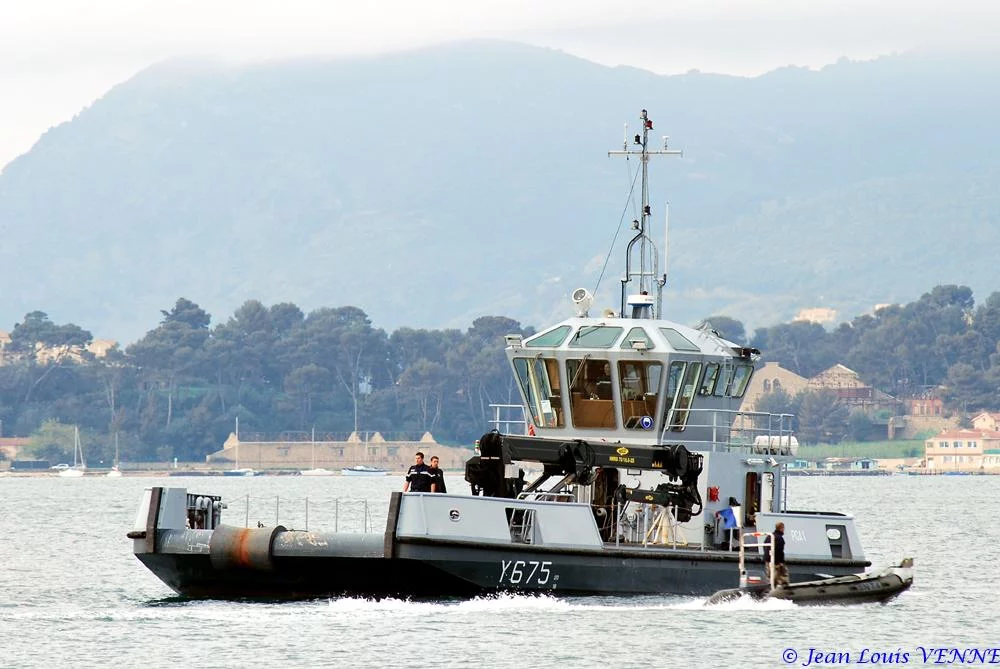 Un des pontons-grue du port de Toulon