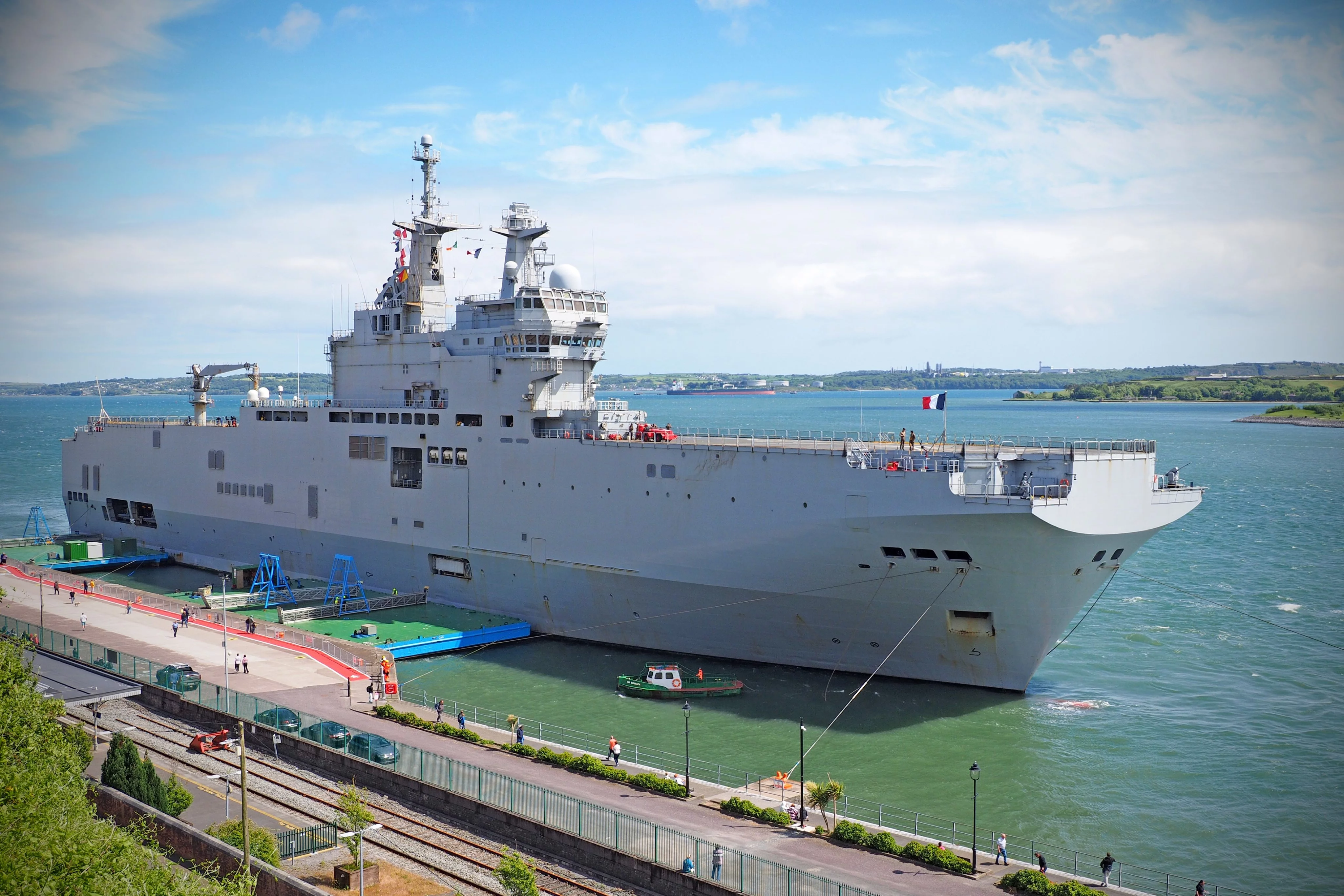 Le porte-hélicoptères Tonnerre accosté dans le port de Cork (Irlande)