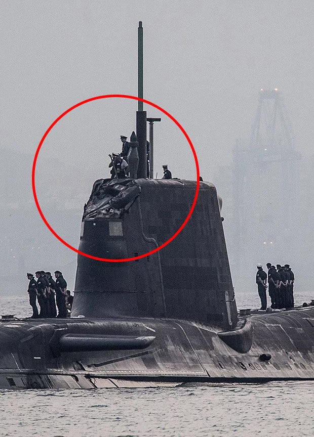 Les dégâts subis par le HMS Ambush, localisés au niveau du kiosque (massif)