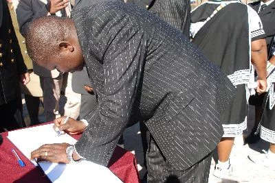 Le secrétaire à la défense signe le livre d'or du sous-marin