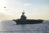 Le Charles de Gaulle et l'USS Ross se rapprochent pour un exercice photo