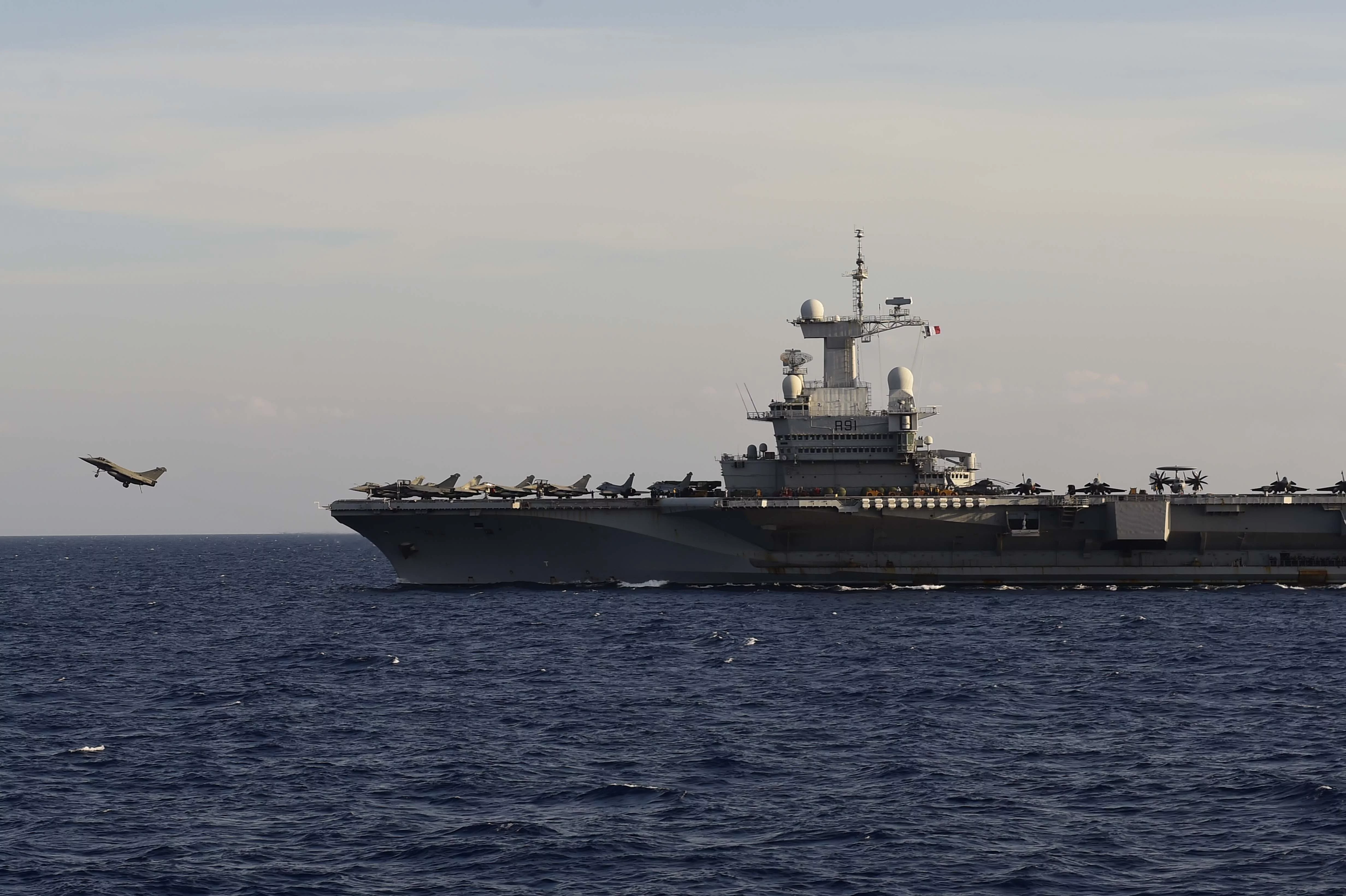 Opérations aériennes sur le porte-avions Charles de Gaulle