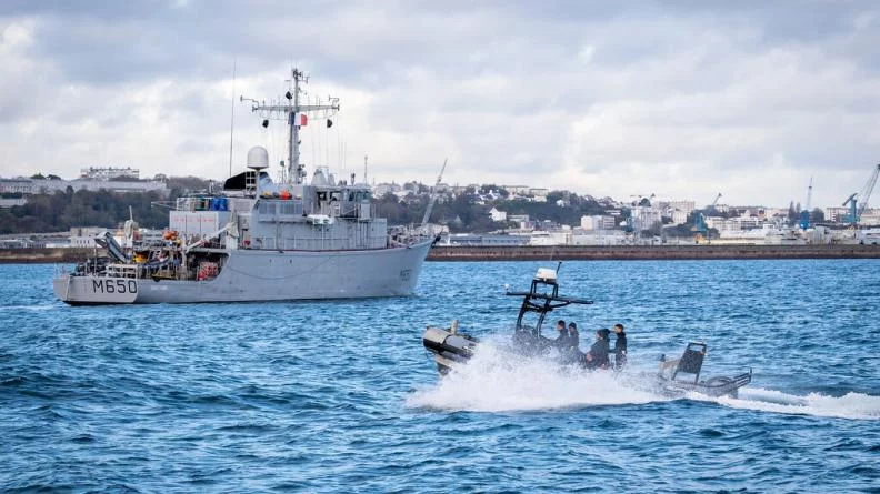 Un chasseur de mines dans la rade de Brest
