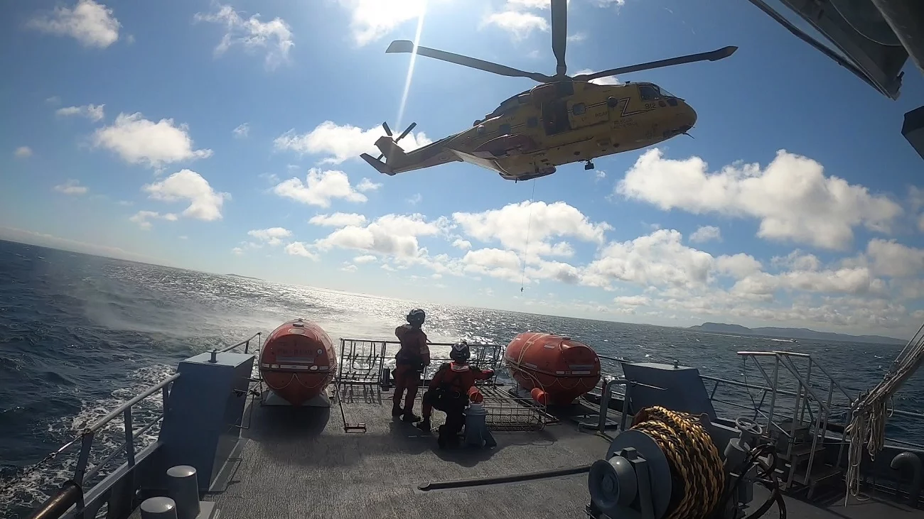 Le Fulmar s'entraîne avec un hélicoptère CH-149 Cormorant de la Royal Canadian Air Force (RCAF) basé à Terre-Neuve