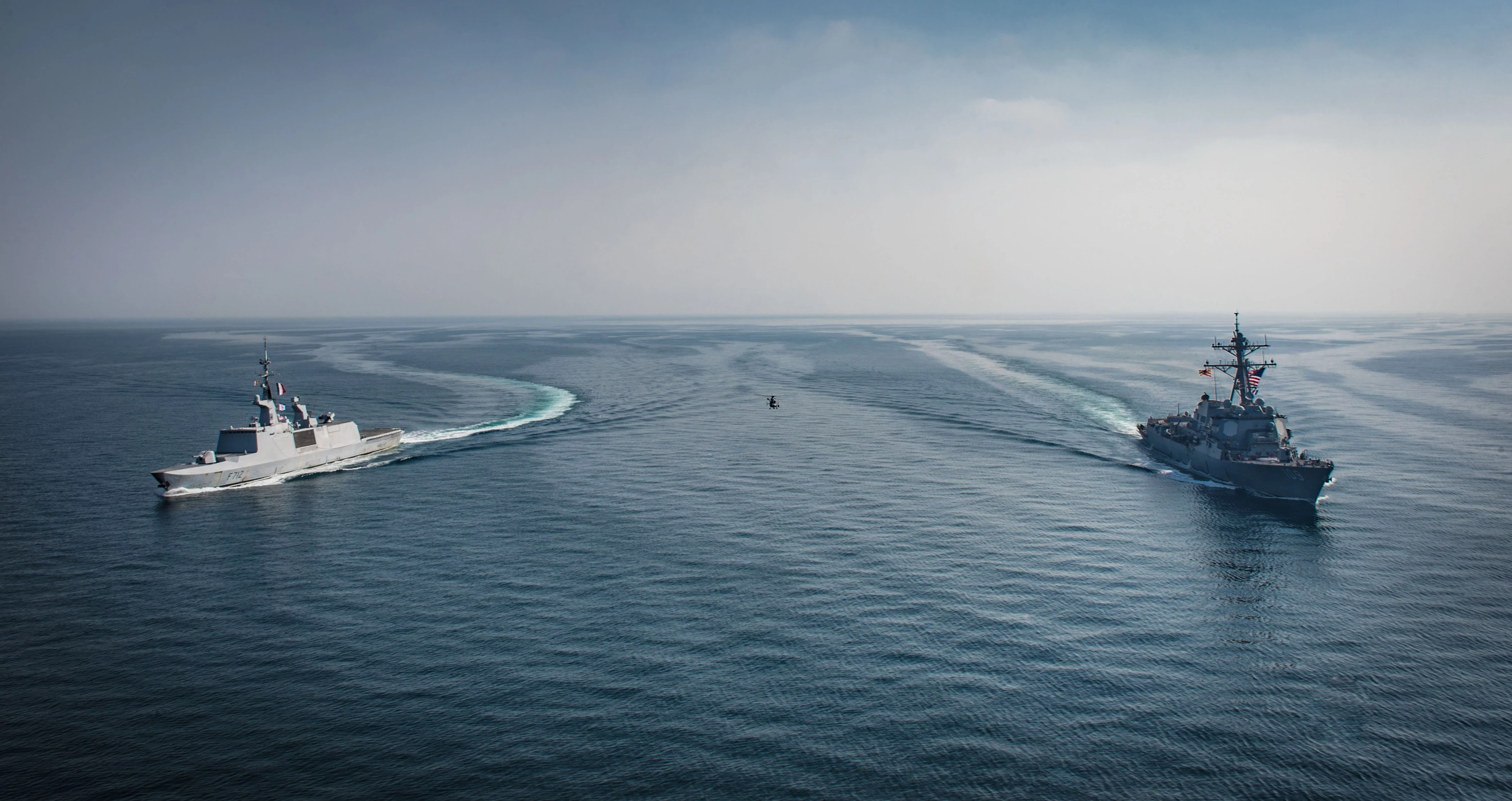 La frégate Courbet et le destroyer USS Jason Dunham