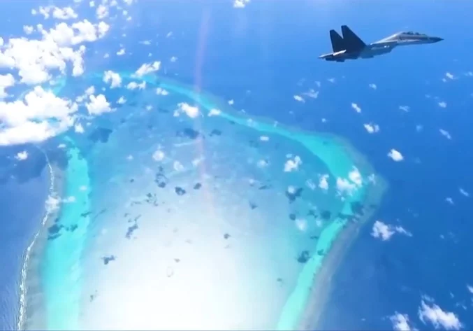 Un chasseur chinois au-dessus du récif de Scarborough (mer de Chine méridionale)