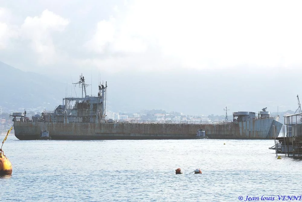 La coque de l’ex-Argens transférée à la base navale de Toulon