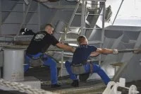Manoeuvres d'accostage à bord du BPC Dixmude