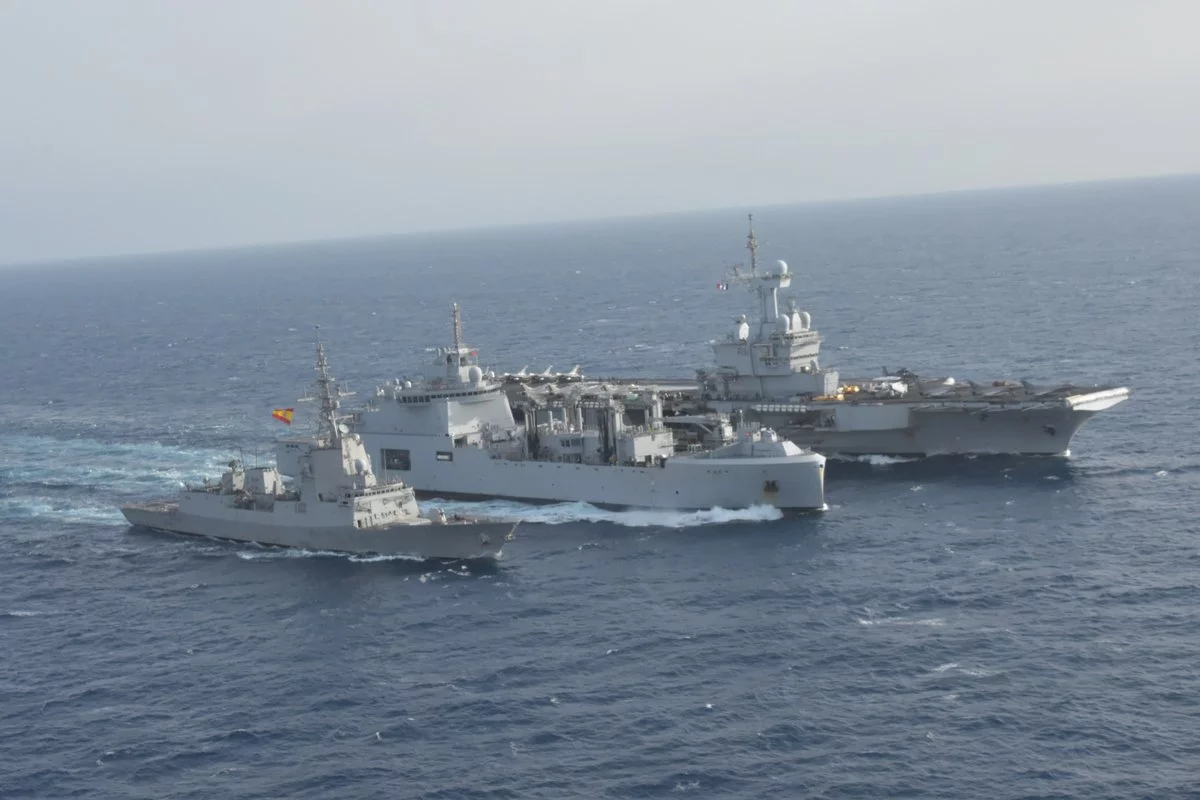 Le bâtiment ravitailleur de forces « Jacques Chevallier » fournit du carburant simultanément au porte-avions « Charles de Gaulle » et à la frégate « Cristóbal Colón »