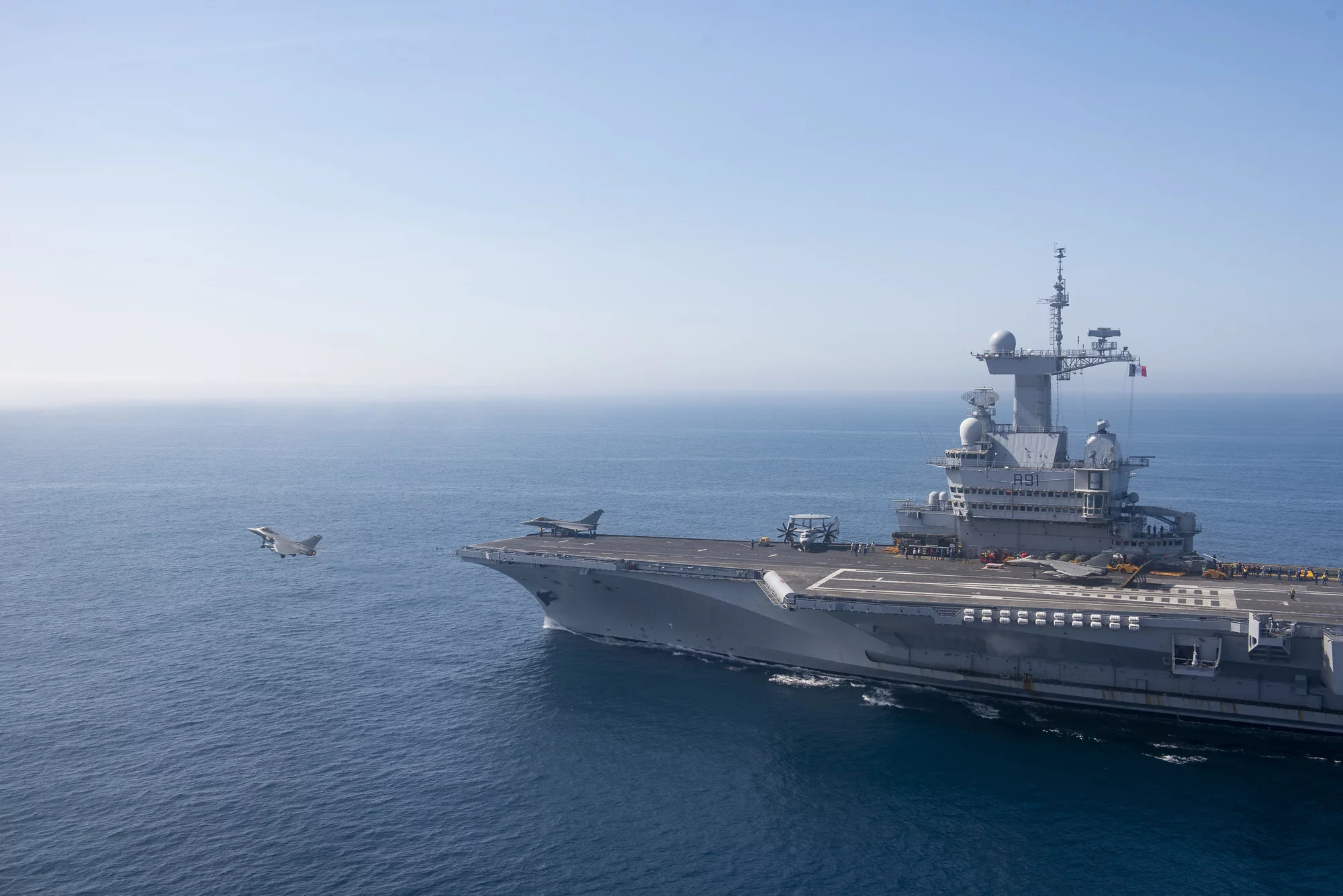 Un chasseur Rafale Marine décolle du Charles de Gaulle