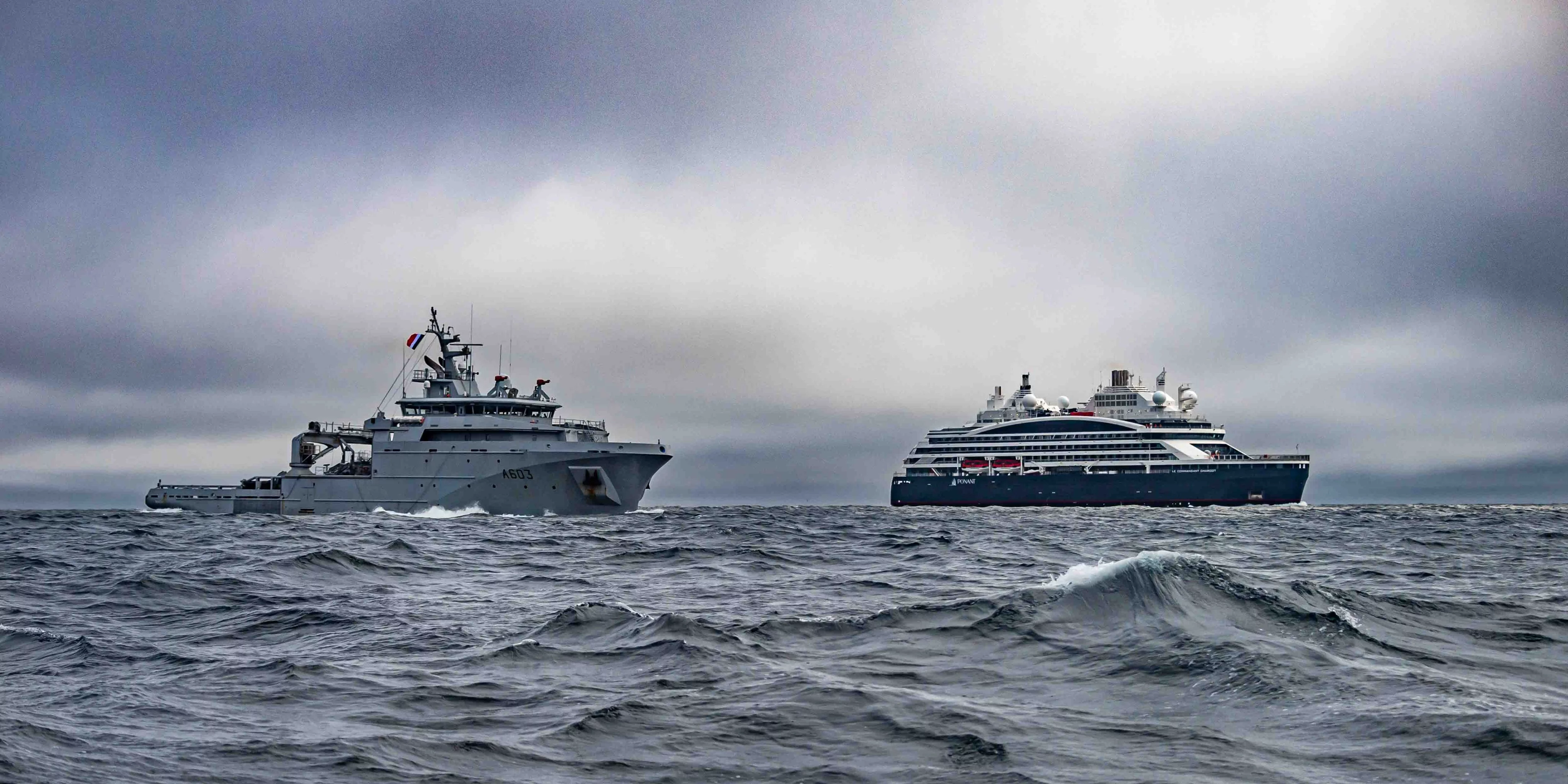 Le bâtiment de soutien Rhône et le navire d’exploration polaire Commandant Charcot