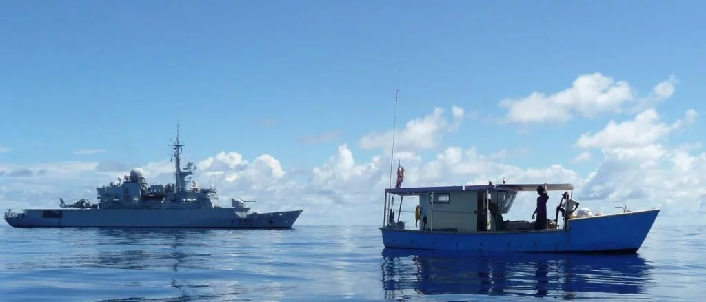 La frégate de surveillance Floréal porte assistance à 4 pêcheurs seychellois