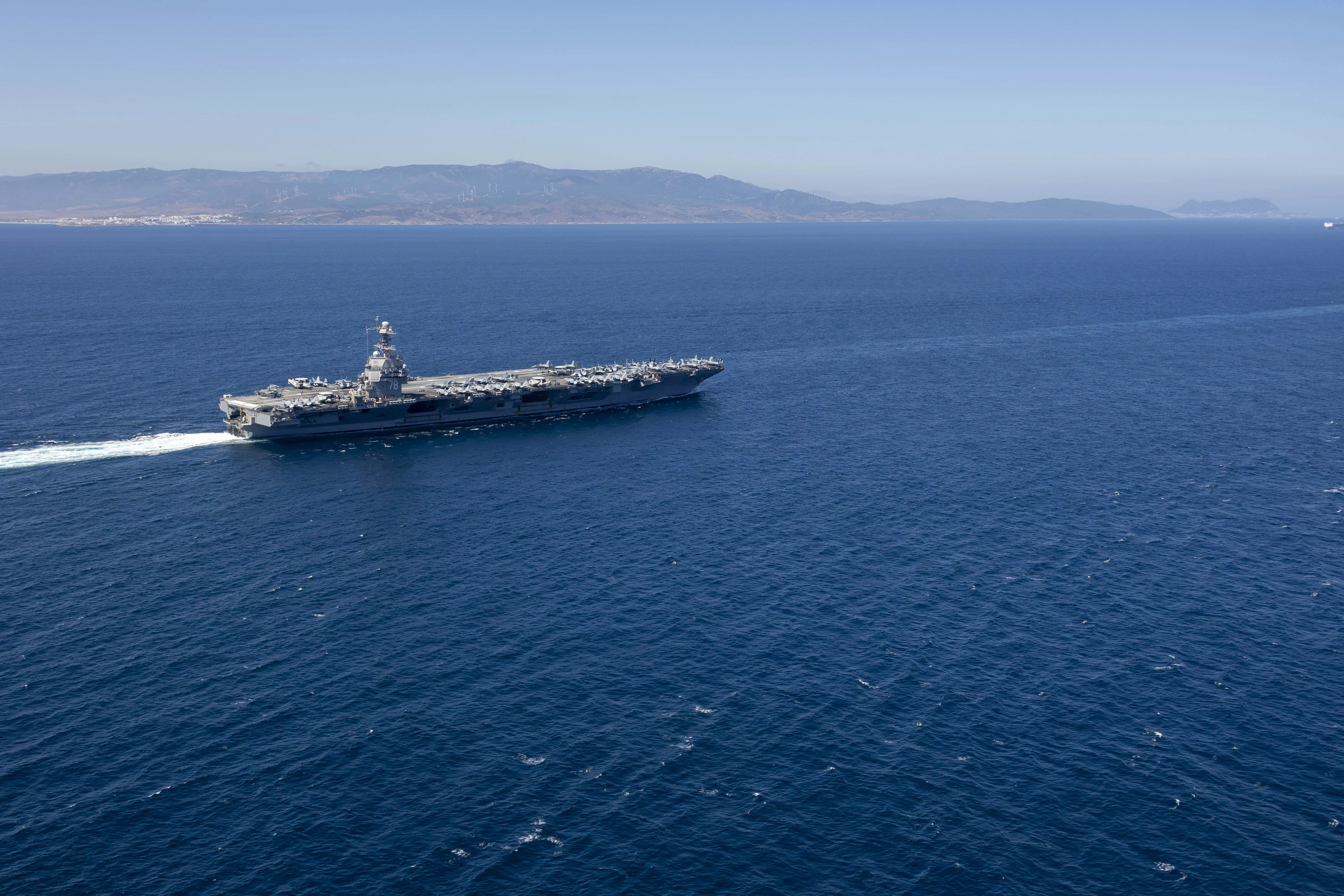 Le porte-avions américain USS Gerald Ford franchit le détroit de Gibraltar