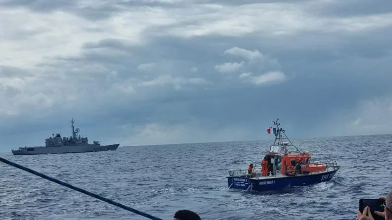 La frégate Floréal et une vedette de la SNSM