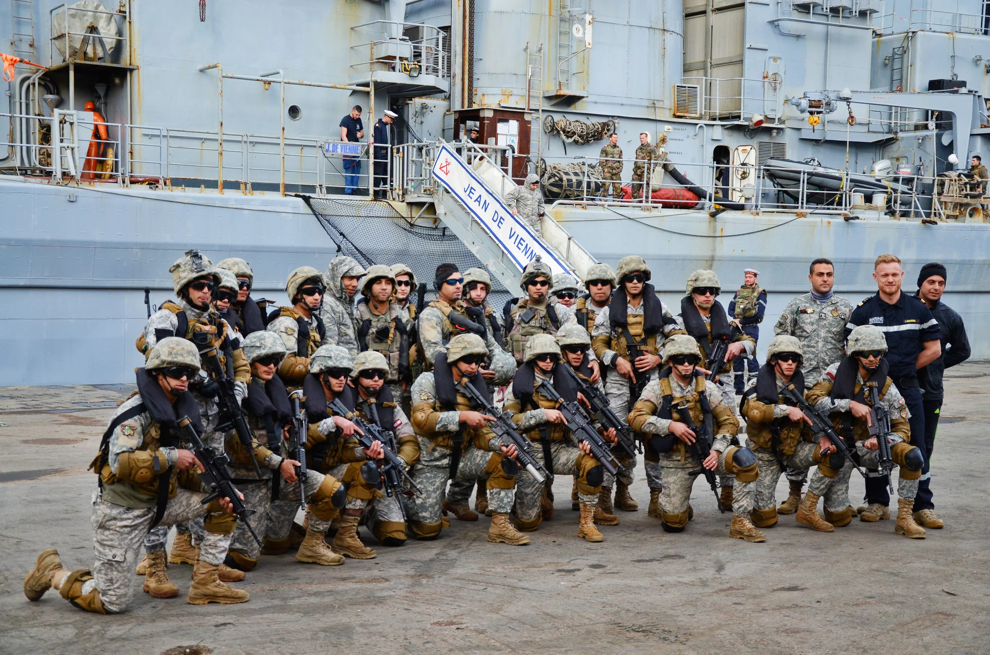 Des commandos libanais devant la frégate Jean de Vienne