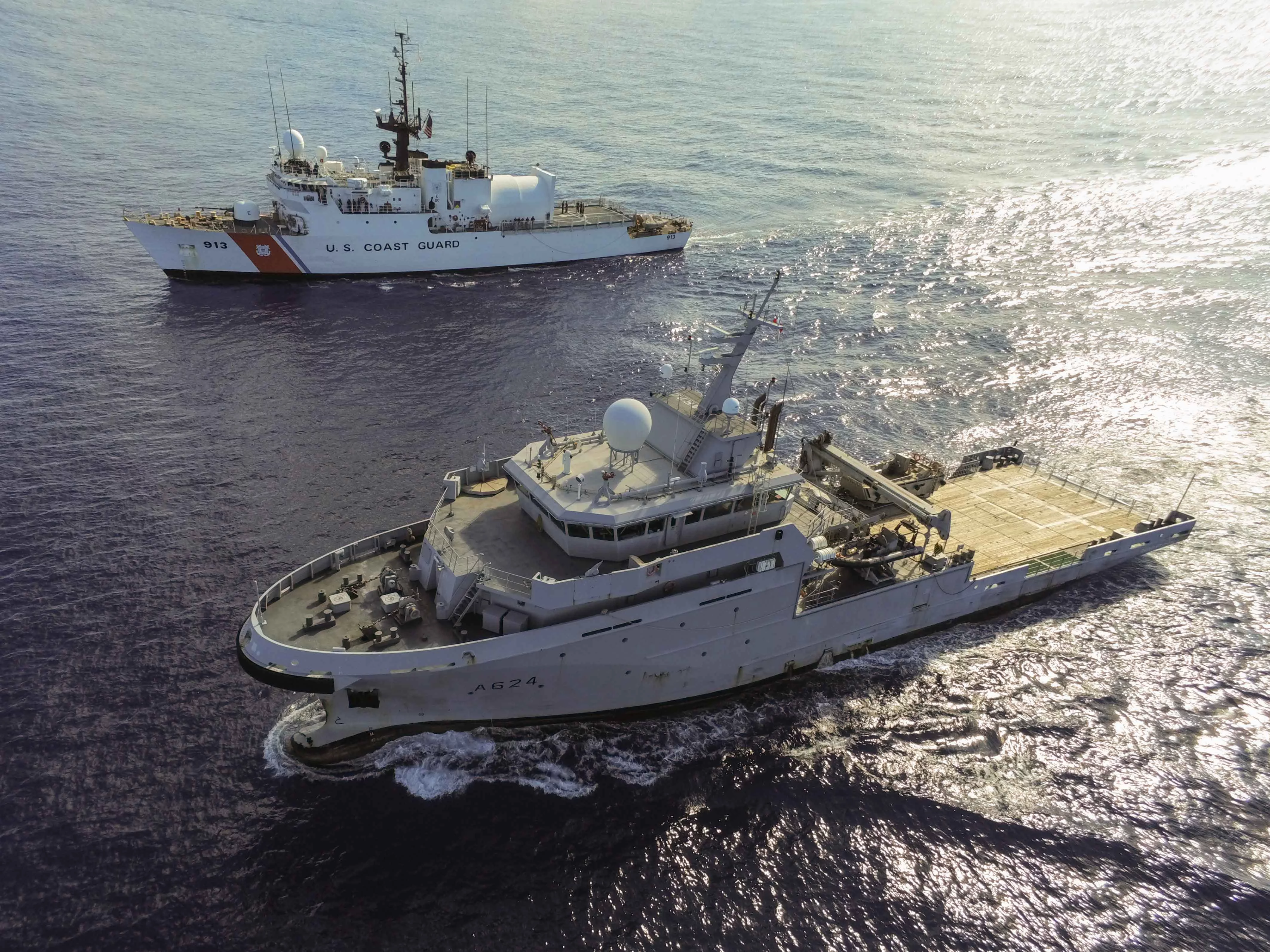 Le bâtiment de soutien Dumont d'Urville et le cutter Mohawk (USCG)