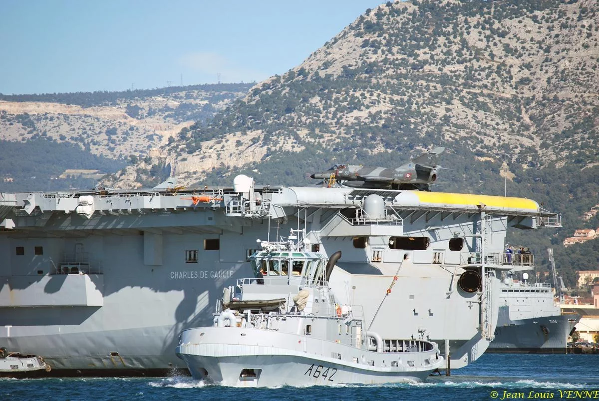 Le porte-avions Charles de Gaulle rentre de mer