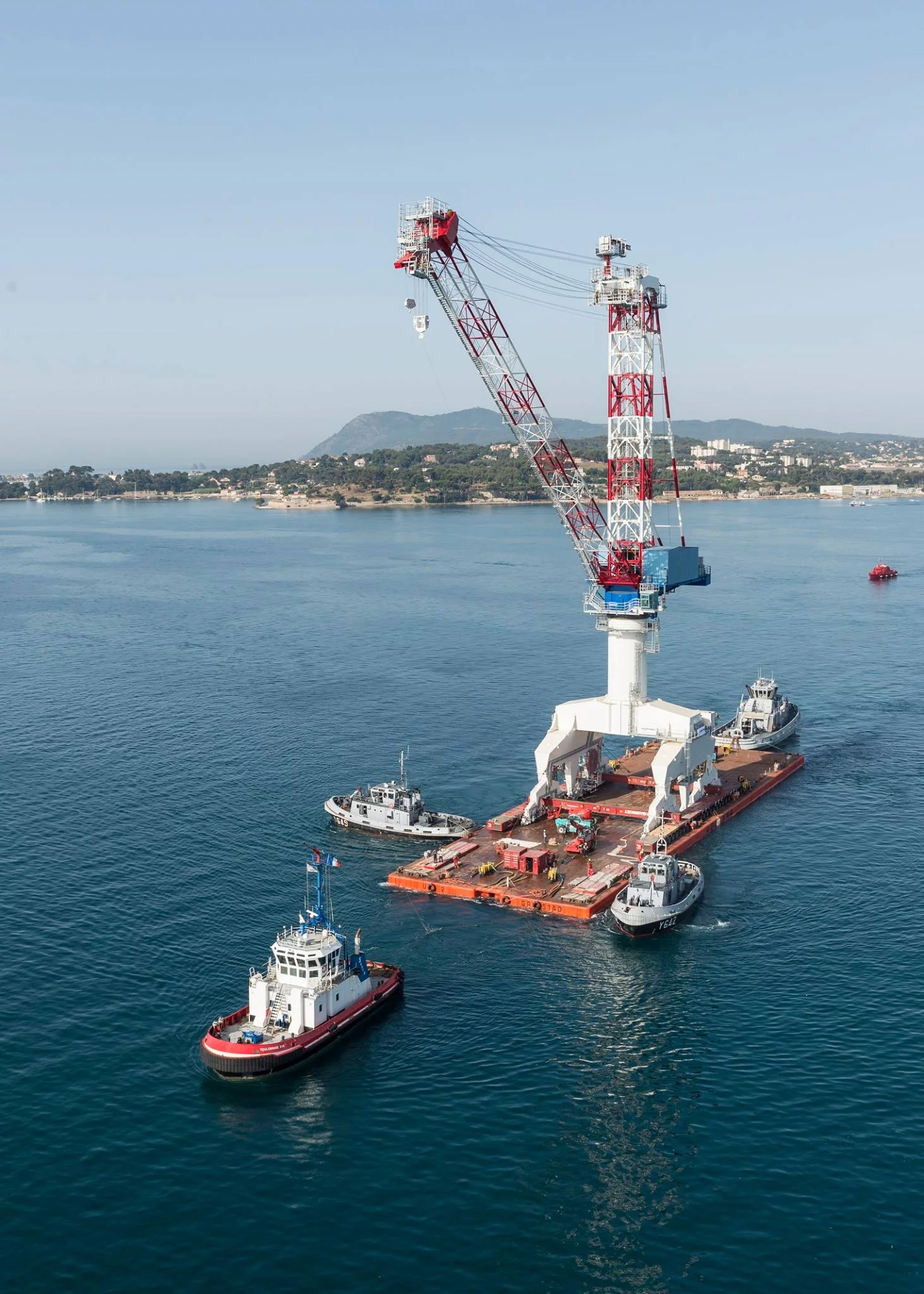 La grue 10B transférée par barge de La Seyne au port militaire de Toulon