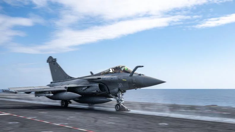 Catapultage d'un chasseur Rafale Marine