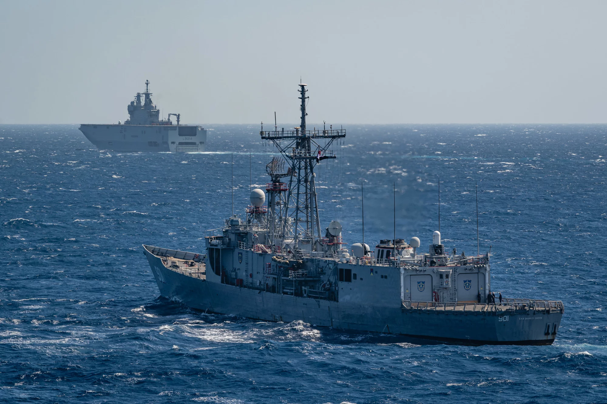 Le porte-hélicoptères Tonnerre et la frégate égyptienne Sharm El-Sheikh