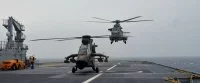 Des hélicoptères de l’armée de terre à bord du BPC Mistral
