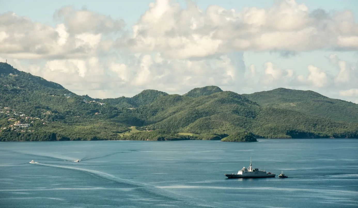 La frégate Bretagne dans la baie de Fort-de-France