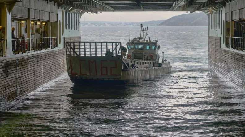 Un engin de débarquement italien pénètre dans le radier du PHA Mistral