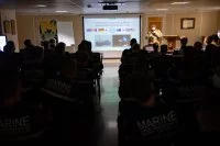 Le captain Mehail présente aux officiers-élèves le rôle de l’Enforcement Coordination Cell (ECC)