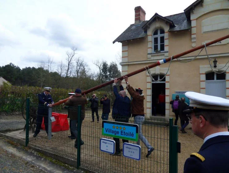 Mise en place du mât de pavillon