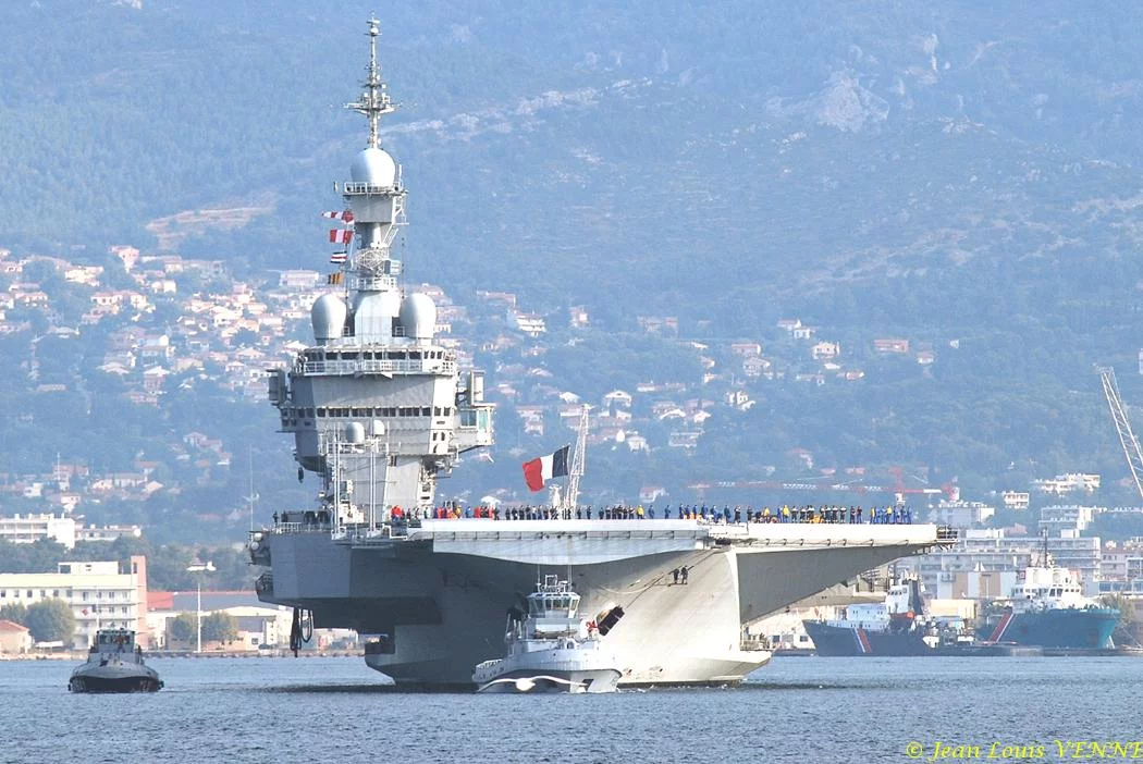 Le porte-avions Charles de Gaulle appareille pour des essais techniques