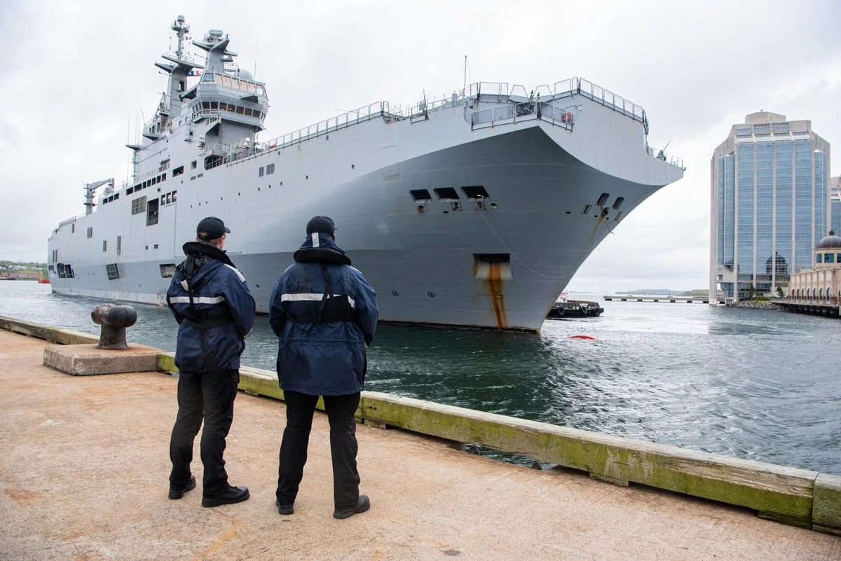 Le porte-hélicoptères Dixmude accoste à Halifax (Canada)