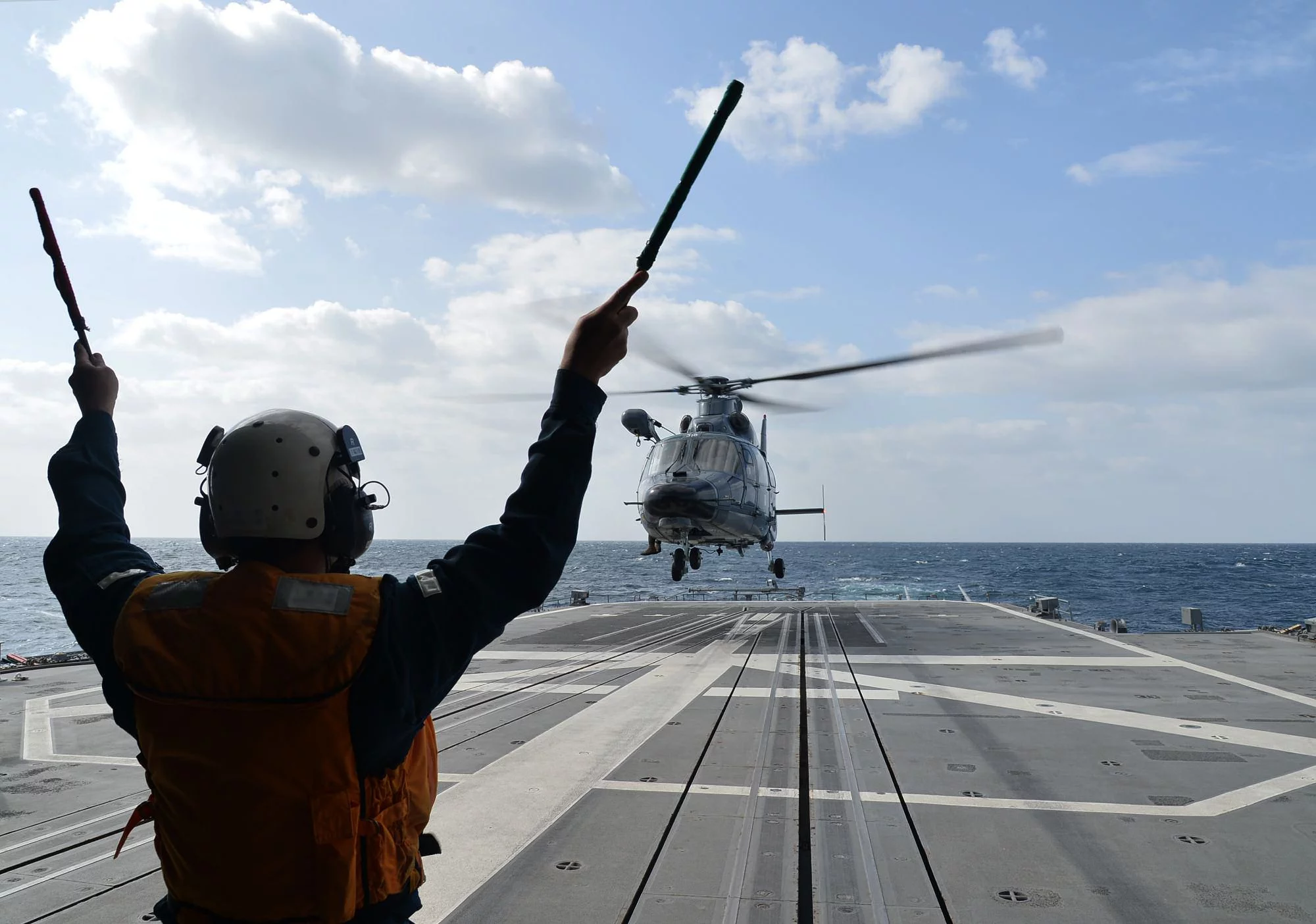 Un hélicoptère SH60 de la marine japonaise apponte sur le Forbin