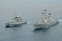 La frégate Vendémiaire effectue un exercice avec un navire américain en mer de Chine