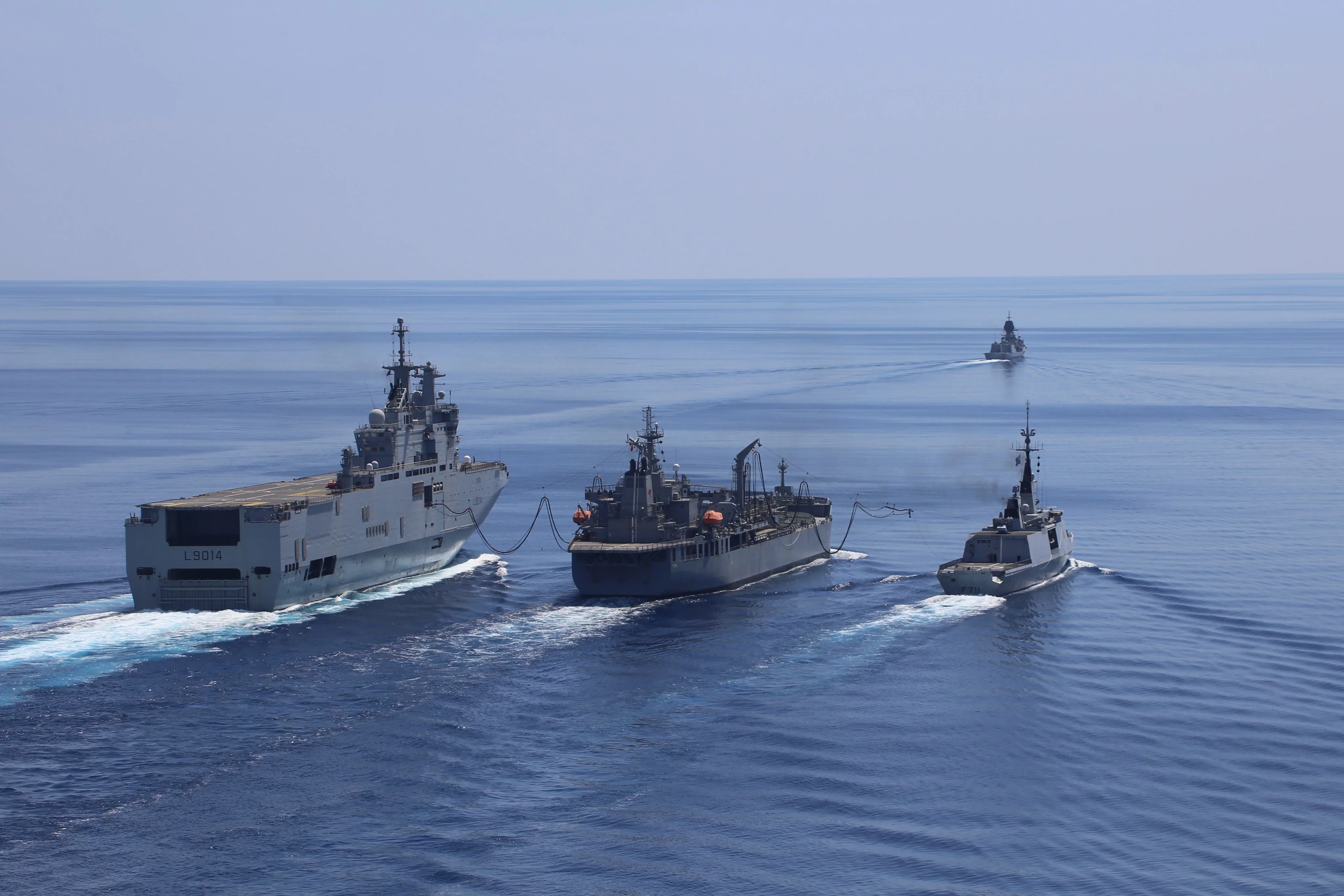 Le porte-hélicoptères Tonnerre, la frégate Surcouf, la frégate HMAS Anzac et le ravitailleur HMAS Sirius