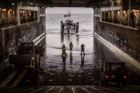 Un chaland de transport de matériels (CTM) se présente à la porte du radier du BPC Dixmude