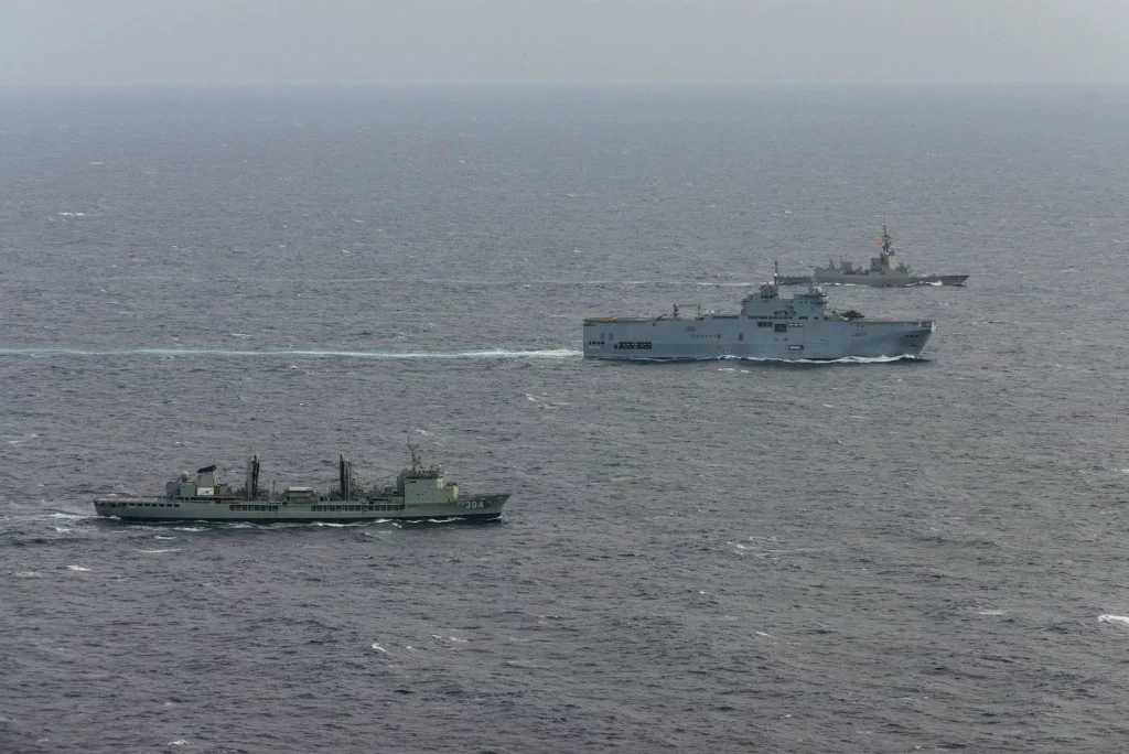 Le BPC Mistral accompagné de navires australiens