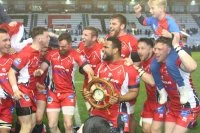 Les joueurs du RCMN brandissent le trophée