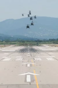 Les hélicoptères de la 35F se préparent à l'atterrissage à Hyères