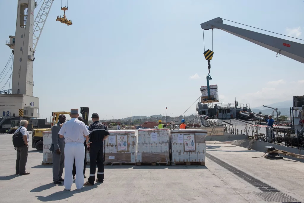 Déchargement du fret constitué de livres et de manuels scolaires