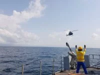 Le Commandant Birot ravitaillé par un hélicoptère Fennec