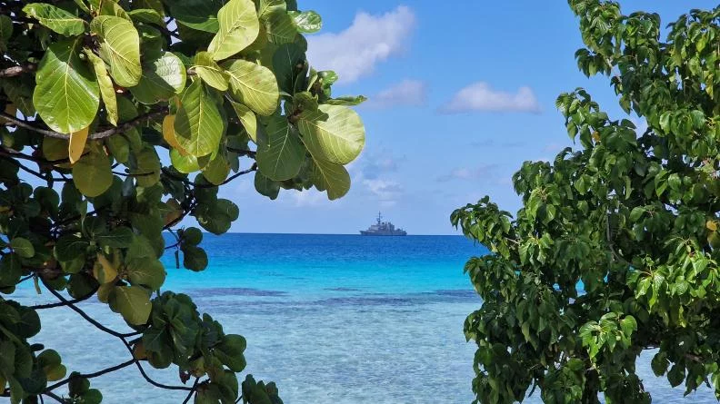 La frégate de surveillance Prairial au large de Rangiroa