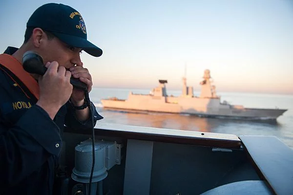 Le Chevalier navigue aux côtés du croiseur USS Mobile Bay