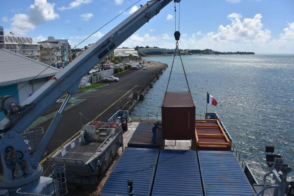Le bâtiment de soutien Dumont d’Urville embarque du matériel de secours