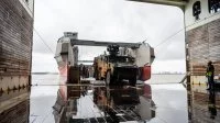 Un véhicule transbordé par navire amphibie sur le Dixmude
